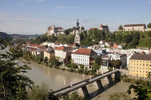 Townscape with Salzach river and the parish church of St. Jacob, Burghausen, Upper Bavaria, Bavaria, Germany