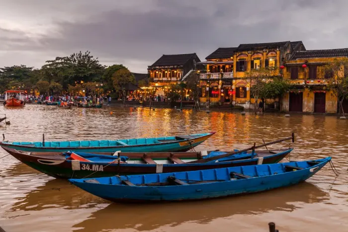 Framed Print : Traditional boats in front of ancient architecture in Hoi An, Vietnam Framed Print : Traditional boats in front of ancient architecture in Hoi An, Vietnam