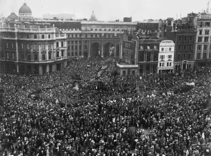 Framed Print : Trafalgar Crowd Framed Print : Trafalgar Crowd