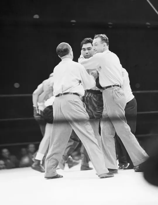 Framed Print : Trainers Helping Max Schmeling to Corner Framed Print : Trainers Helping Max Schmeling to Corner