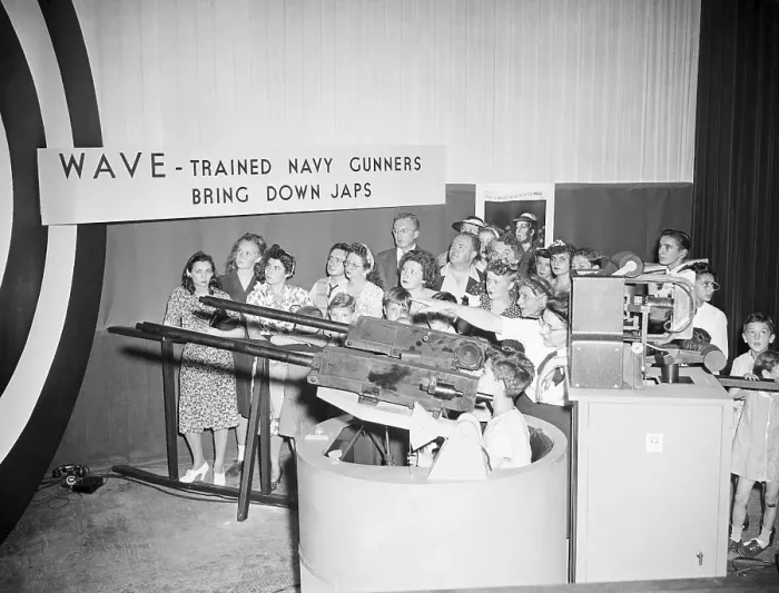 Framed Print : Training Gun At Wave Exhibit In New York Framed Print : Training Gun At Wave Exhibit In New York