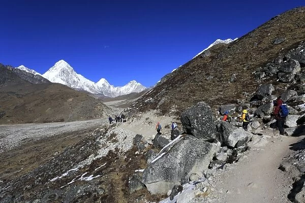 Trekkers on the Thokla Dughla pass