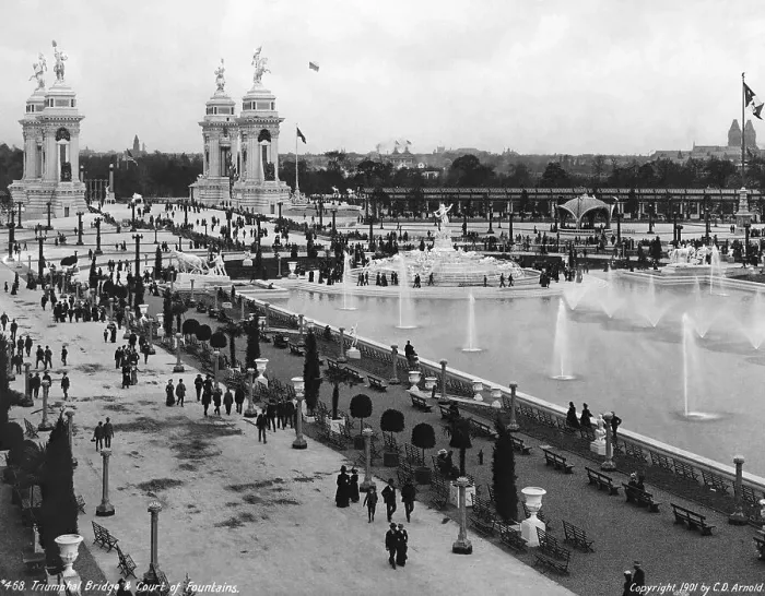 Framed Print : Triumphal Bridge and Court of Fountains Framed Print : Triumphal Bridge and Court of Fountains