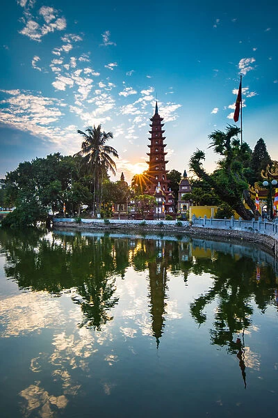 Tr?n Qu?c Pagoda in Hanois West Lake, Vietnam