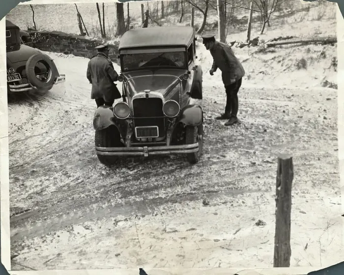 Framed Print : Troopers Stopping Cars at Entrance to Lindbergh Estate Framed Print : Troopers Stopping Cars at Entrance to Lindbergh Estate