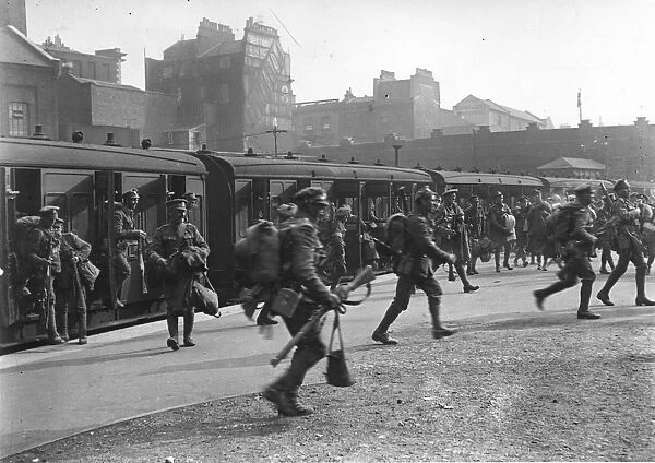 Troops. circa 1915: Troops leaving railway carriages at Victoria Station, London