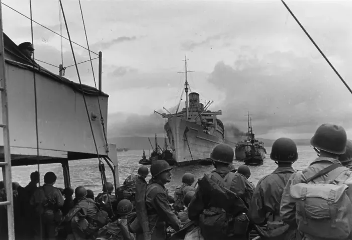Framed Print : Troopship. American soldiers nearing the Cunard White Star liner Queen Mary Framed Print : Troopship. American soldiers nearing the Cunard White Star liner Queen Mary