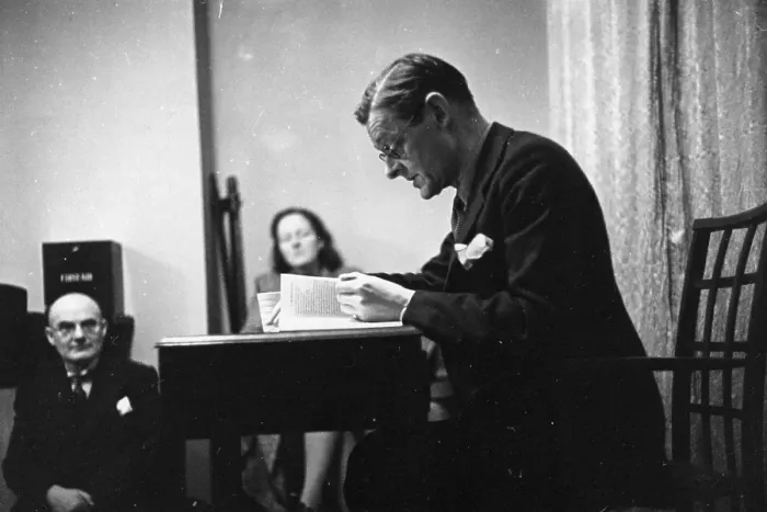 Framed Print : TS Eliot (1888 - 1965), Anglo-American poet, critic and writer, 1942 Framed Print : TS Eliot (1888 - 1965), Anglo-American poet, critic and writer, 1942