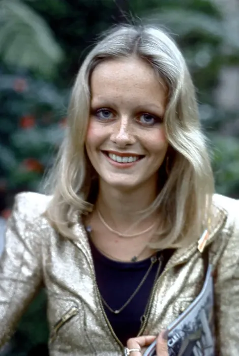 Framed Print : Twiggy. LOS ANGELES - CIRCA 1973: English supermodel Twiggy attends an