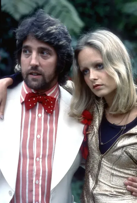 Framed Print : Twiggy. LOS ANGELES - CIRCA 1973: English supermodel Twiggy