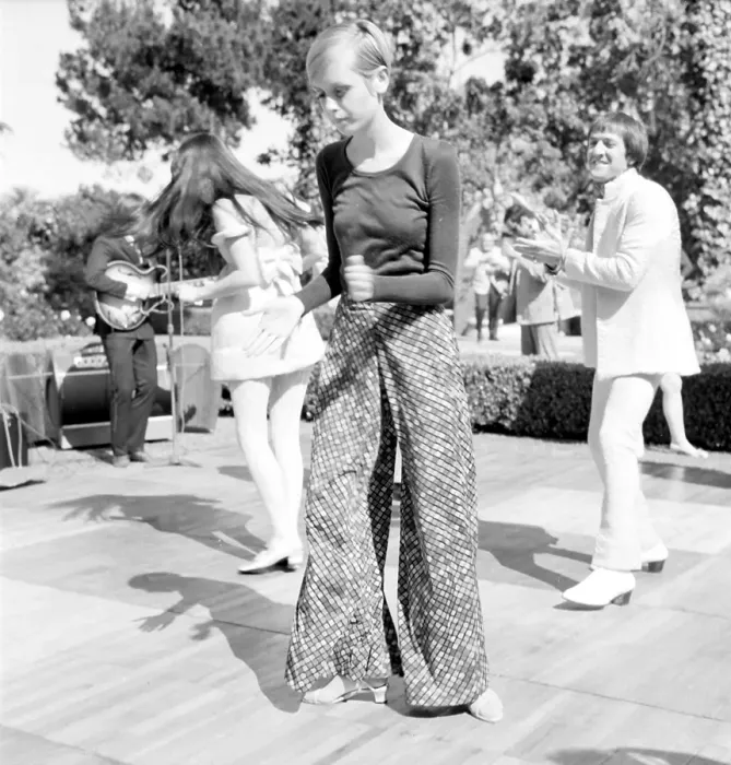 Framed Print : Twiggy In Beverly Hills Framed Print : Twiggy In Beverly Hills