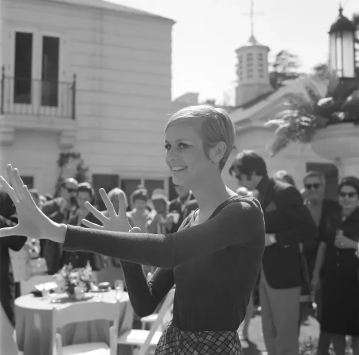Framed Print : Twiggy In Beverly Hills Framed Print : Twiggy In Beverly Hills