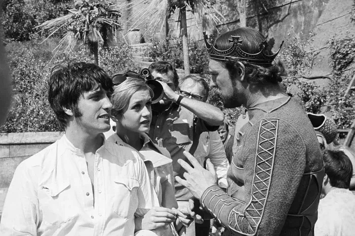 Framed Print : Twiggy and Justin De Villeneuve with Richard Harris Framed Print : Twiggy and Justin De Villeneuve with Richard Harris