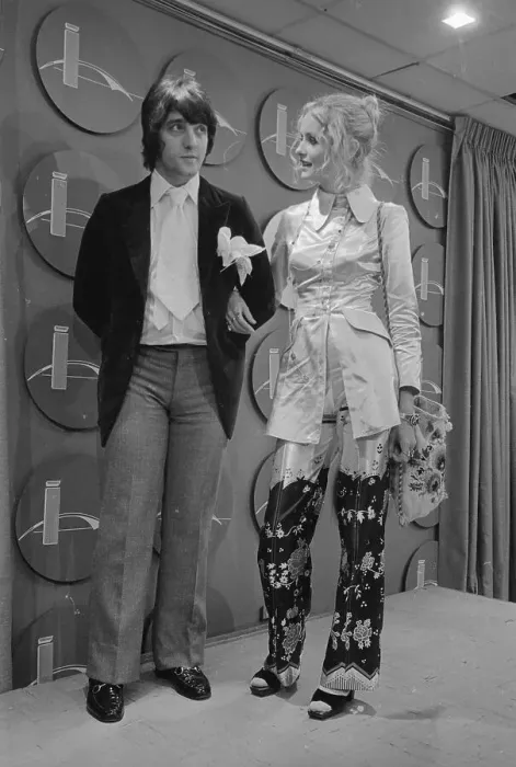Framed Print : Twiggy and Manager Justin de Villeneuve Framed Print : Twiggy and Manager Justin de Villeneuve