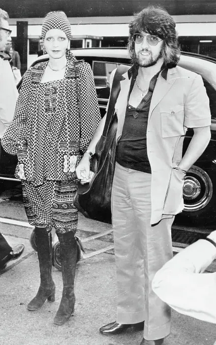Framed Print : Twiggy and her Manager Justin de Villeneuve At Heathrow Airport
