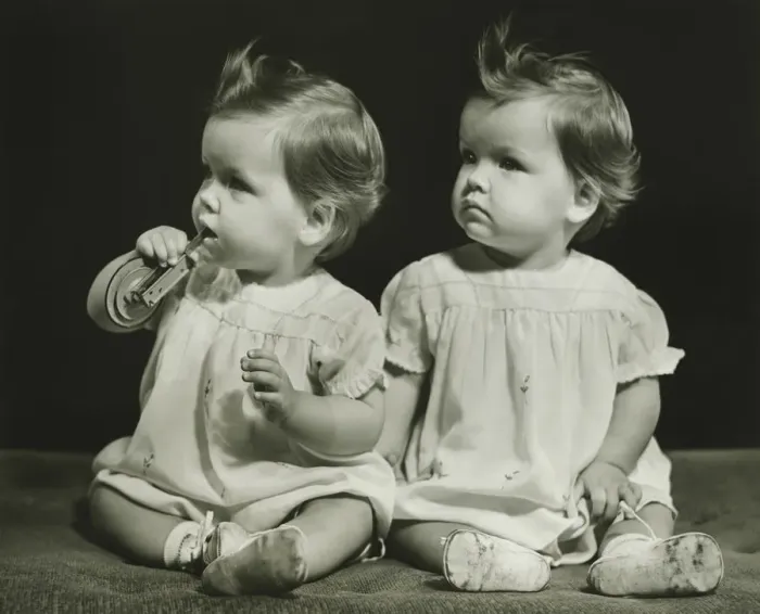 Framed Print : Twin sisters (9-12 months)sitting on blanket, (B&W), portrait Framed Print : Twin sisters (9-12 months)sitting on blanket, (B&W), portrait