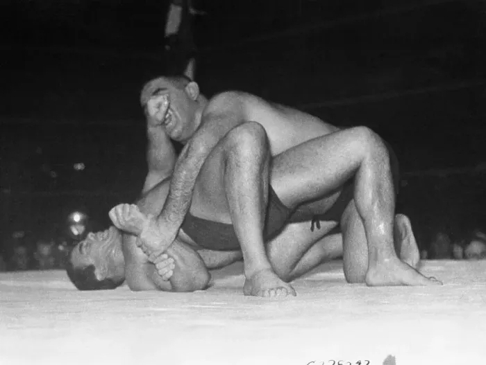 Framed Print : Twisting to Keep his World Title