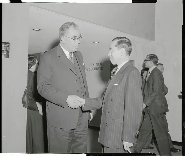 Framed Print : United Nations Officials Shaking Hands Framed Print : United Nations Officials Shaking Hands