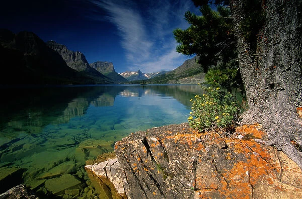 USA, Montana, Glacier NP, Lake St. Mary, water reflecting surrounding
