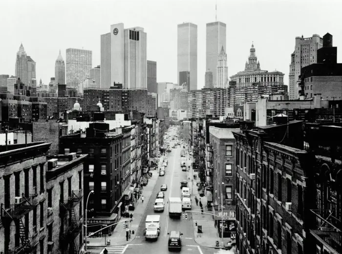 Framed Print : USA, New York City, Chinatown street and Manhattan skyline (B&W) Framed Print : USA, New York City, Chinatown street and Manhattan skyline (B&W)
