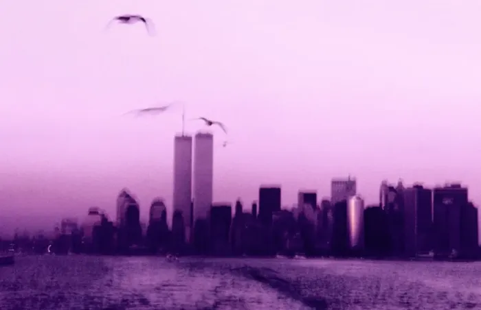 Framed Print : USA, New York City, Manhattan skyline (blurred motion, toned B&W) Framed Print : USA, New York City, Manhattan skyline (blurred motion, toned B&W)