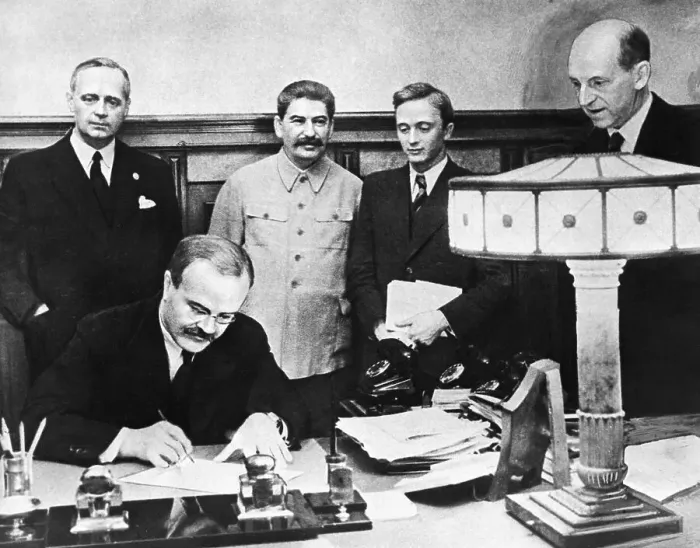 Framed Print : USSR and Germany Sign Treaty Over Border