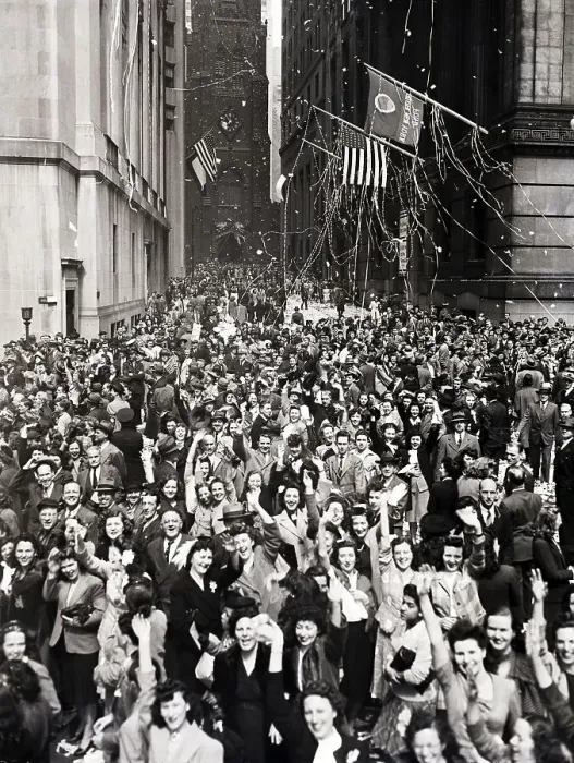 Framed Print : V-E Day Crowd In The Wall Street Area Framed Print : V-E Day Crowd In The Wall Street Area