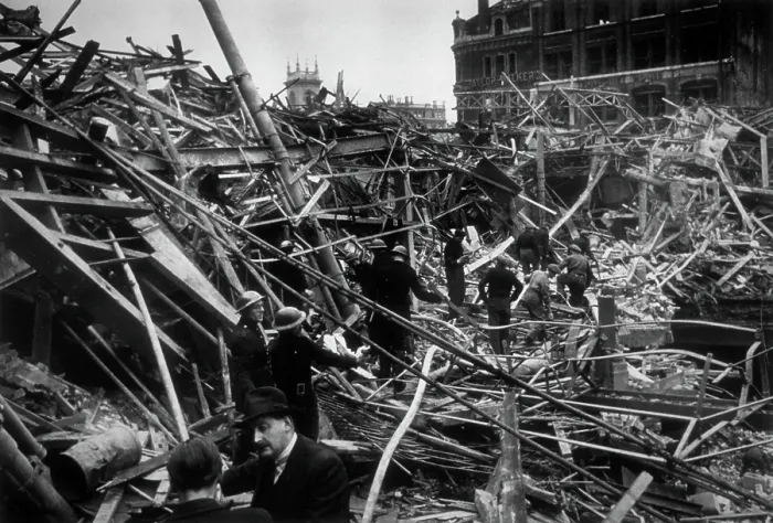 Framed Print : V2 Damage. 8th March 1945: Farringdon Market in London after a direct hit Framed Print : V2 Damage. 8th March 1945: Farringdon Market in London after a direct hit