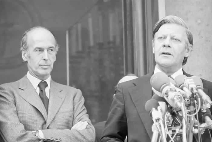 Framed Print : Valery Giscard D'Estaing and Helmut Schmidt Framed Print : Valery Giscard D'Estaing and Helmut Schmidt