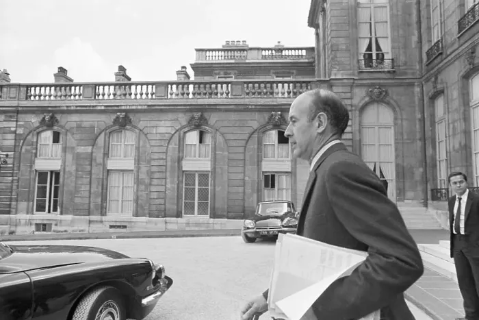 Framed Print : Valery Giscard d'Estaing Leave Elysee Framed Print : Valery Giscard d'Estaing Leave Elysee