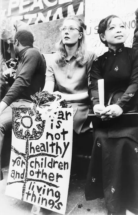 Framed Print : Vanessa Redgrave during an antiwar Rally in London Framed Print : Vanessa Redgrave during an antiwar Rally in London