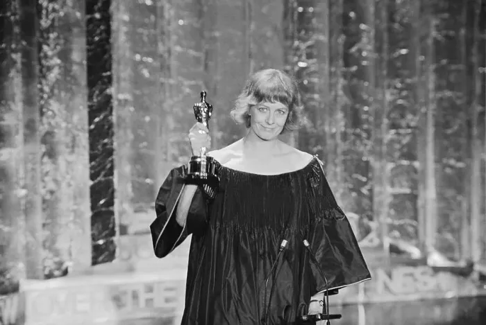 Framed Print : Vanessa Redgrave Holding Academy Award Framed Print : Vanessa Redgrave Holding Academy Award