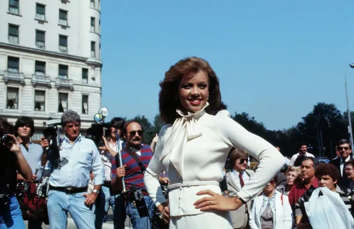 Framed Print : Vanessa Williams as Miss America Posing Outdoors near Crowd Framed Print : Vanessa Williams as Miss America Posing Outdoors near Crowd