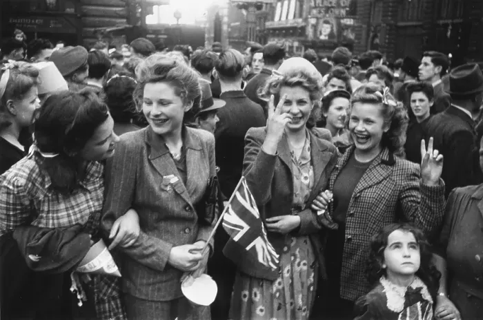 Framed Print : VE Crowds. 8th May 1945: Crowds celebrating VE day on the streets of London Framed Print : VE Crowds. 8th May 1945: Crowds celebrating VE day on the streets of London