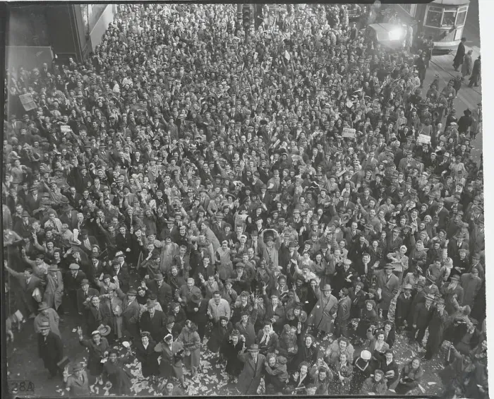 Framed Print : VE Day Celebrations: Chicago 1945 Framed Print : VE Day Celebrations: Chicago 1945