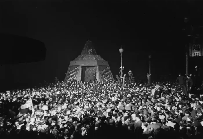 Framed Print : VE Day In London Framed Print : VE Day In London