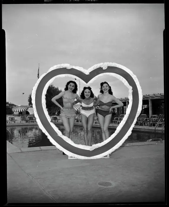 Framed Print : Vegas Girls Posing In A Valentine Heart Framed Print : Vegas Girls Posing In A Valentine Heart