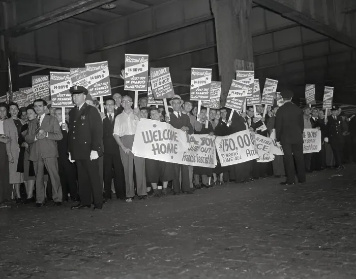 Framed Print : Veterans with Posters and Banners Awaiting American Troops from Spain