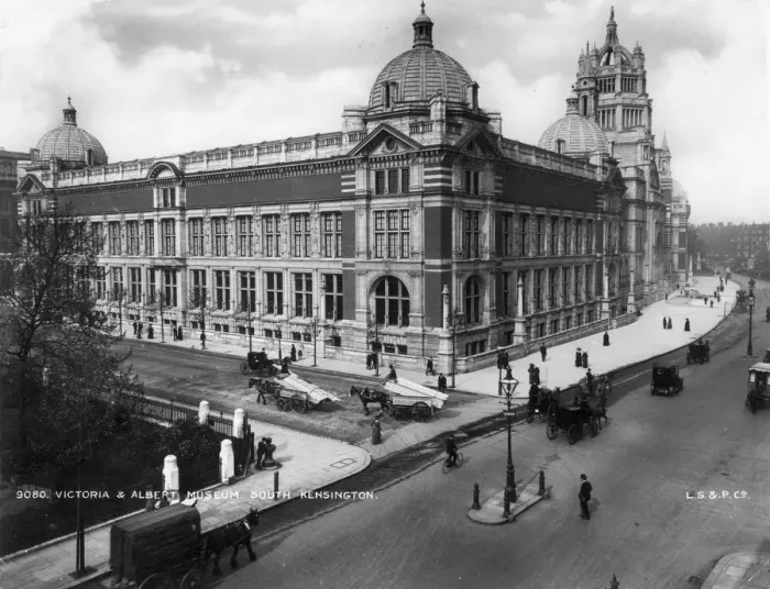 Framed Print : V&A. circa 1909: The Victoria and Albert Museum in South Kensington, London Framed Print : V&A. circa 1909: The Victoria and Albert Museum in South Kensington, London