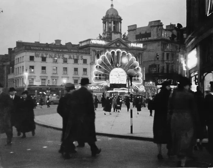 Framed Print : Victoria Palace Theatre