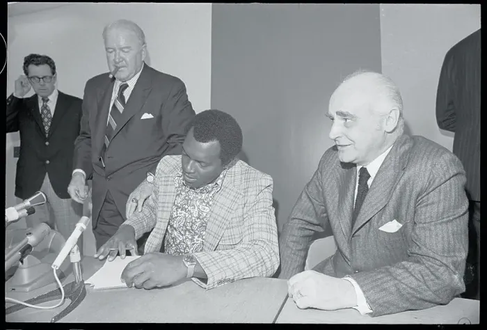 Framed Print : Vida Blue Signing Contract Framed Print : Vida Blue Signing Contract