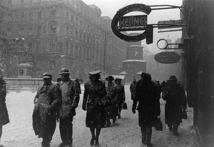 Framed Print : Vienna. 19th January 1946: A street scene in Vienna Framed Print : Vienna. 19th January 1946: A street scene in Vienna