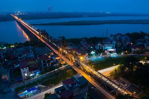 Vietnam - Long Bien bridge night above view