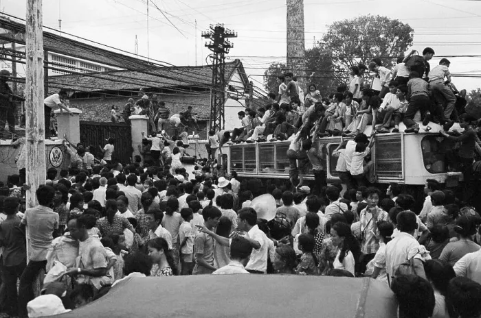 Framed Print : Vietnamese Civilians Crowding in Front of the US Embassy Framed Print : Vietnamese Civilians Crowding in Front of the US Embassy