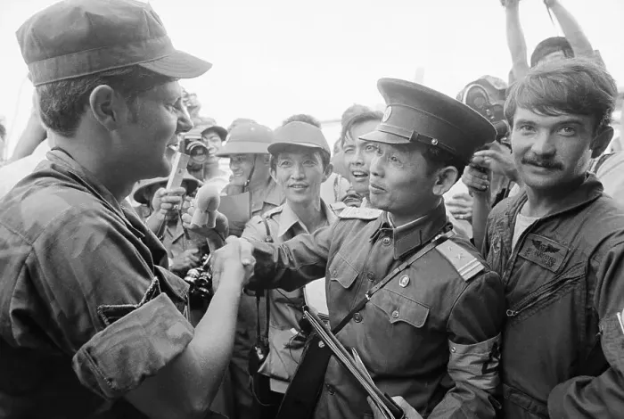 Framed Print : Vietnamese Lt. Shakes Hands W / Us Sgt Framed Print : Vietnamese Lt. Shakes Hands W / Us Sgt