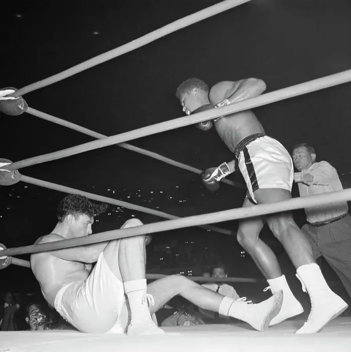 Framed Print : View of Cassius Clay Knocking Out Alejando Lavorante Framed Print : View of Cassius Clay Knocking Out Alejando Lavorante