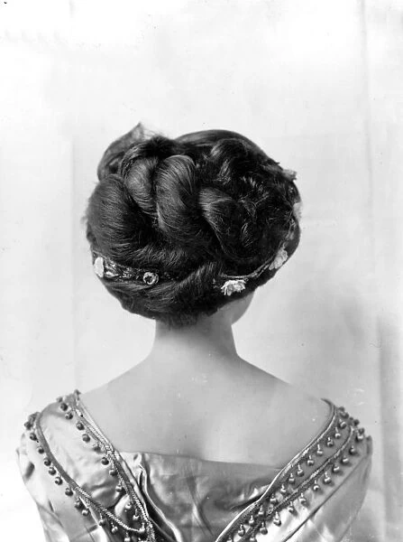 Hair. 1st December 1909: A back view of hairstyle known as Gainsborough