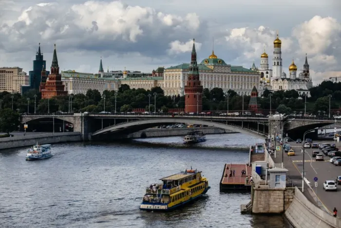 Framed Print : View on Kremlin and Moscow river from Bolshoy Kamenny Bridge Framed Print : View on Kremlin and Moscow river from Bolshoy Kamenny Bridge