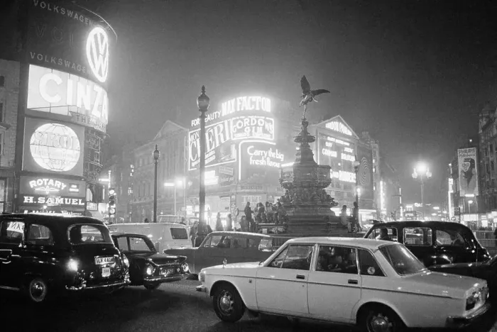 Framed Print : View of Piccadilly Circus Lit up at Night