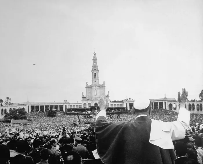 Framed Print : Back View of Pope Paul VI Addressing Crowd of Thousands Framed Print : Back View of Pope Paul VI Addressing Crowd of Thousands